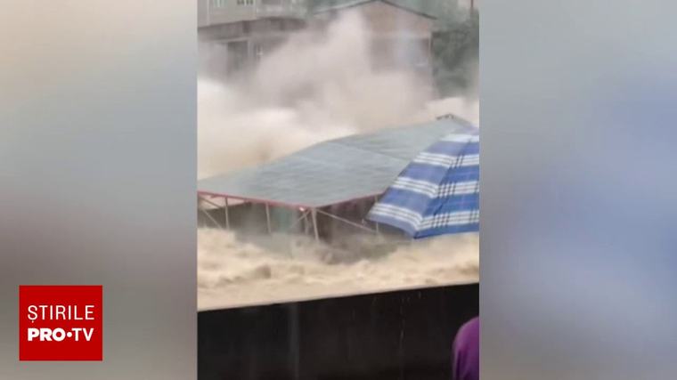 Imagini terifiante din China: Un imobil cu trei etaje a fost luat de ape, după ploile aduse de un taifun
