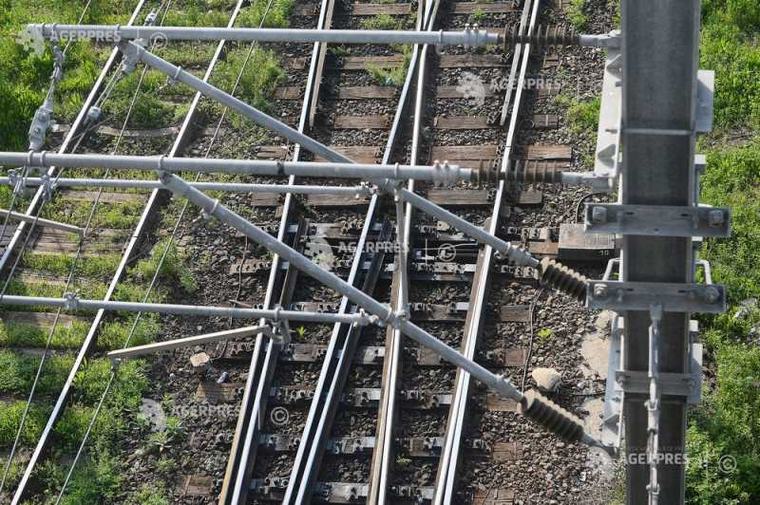 Circulația feroviară, oprită temporar pe secția electrificată Poarta Y