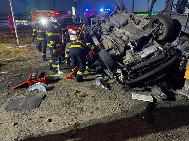 Accident rutier în Timiș: un șofer a ajuns la spital după ce s-a răsturnat cu mașina la un sens giratoiu în Ghiroda